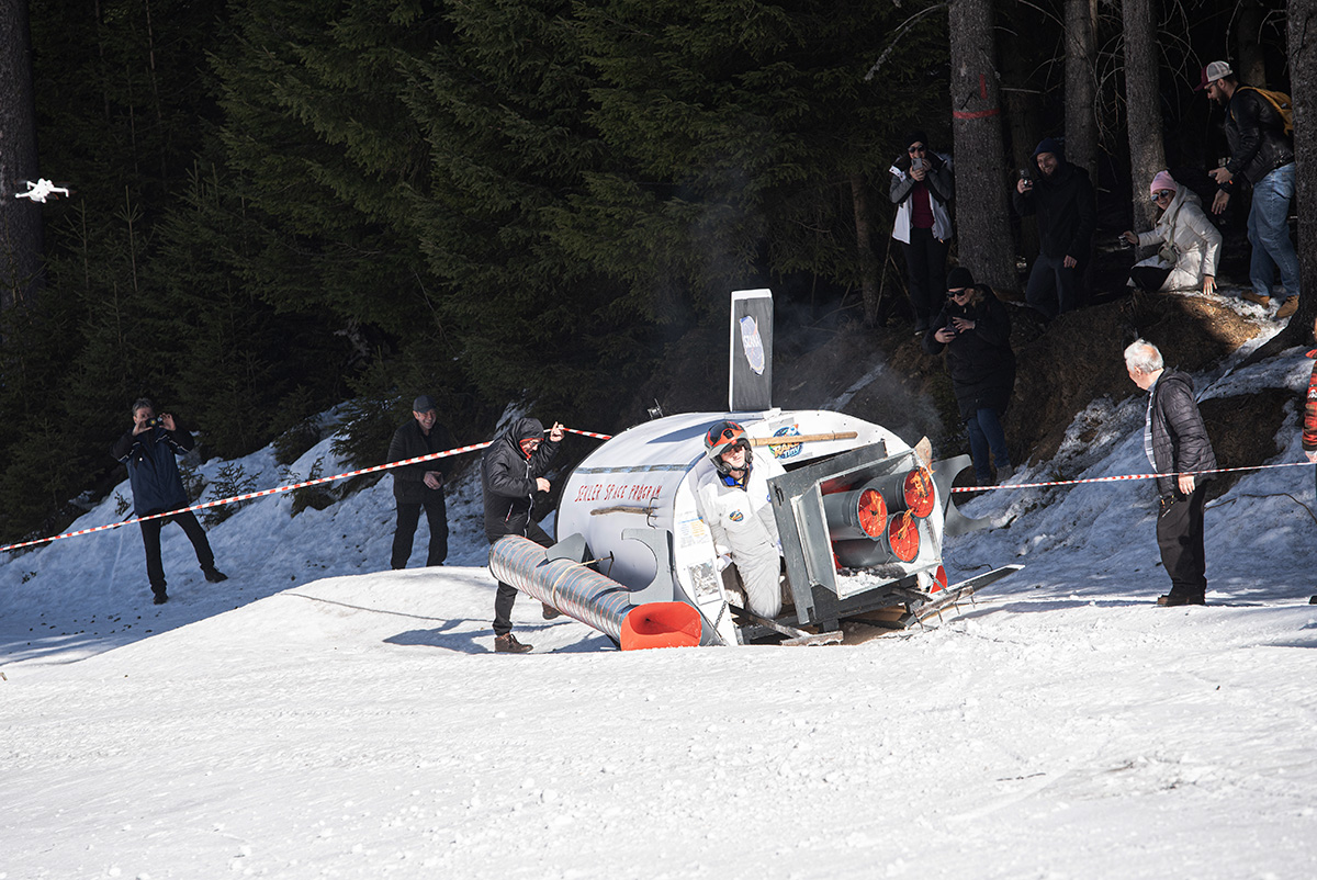 Kreatív járművek és jelmezes kavalkád